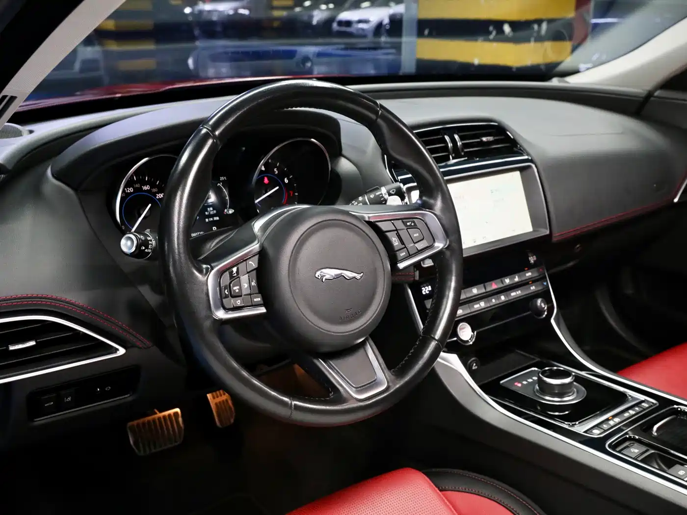 Jaguar XE 2019 2.0T 300PS AWD Landmark Edition фото 11