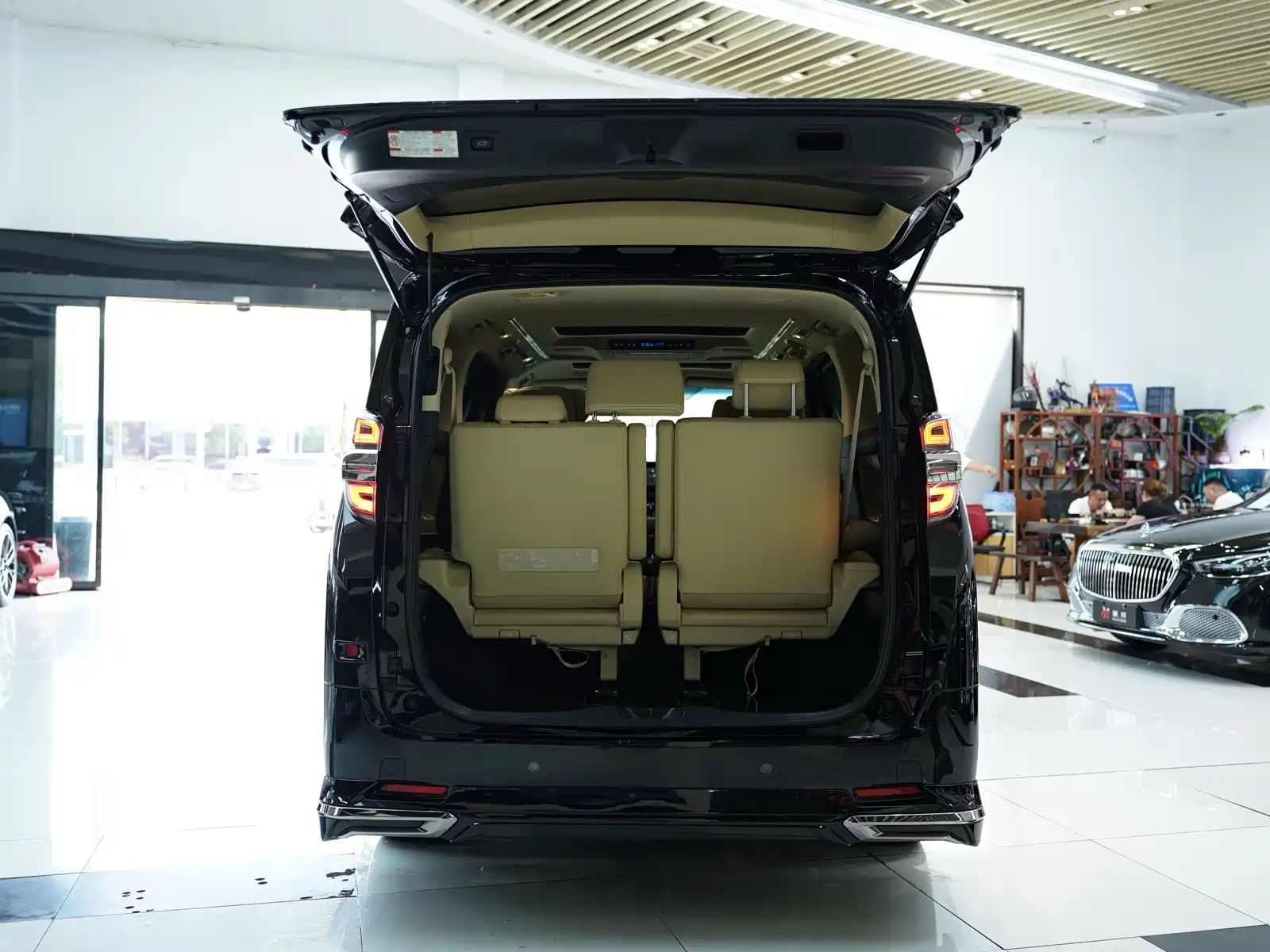 Фото 15 - Toyota Vellfire