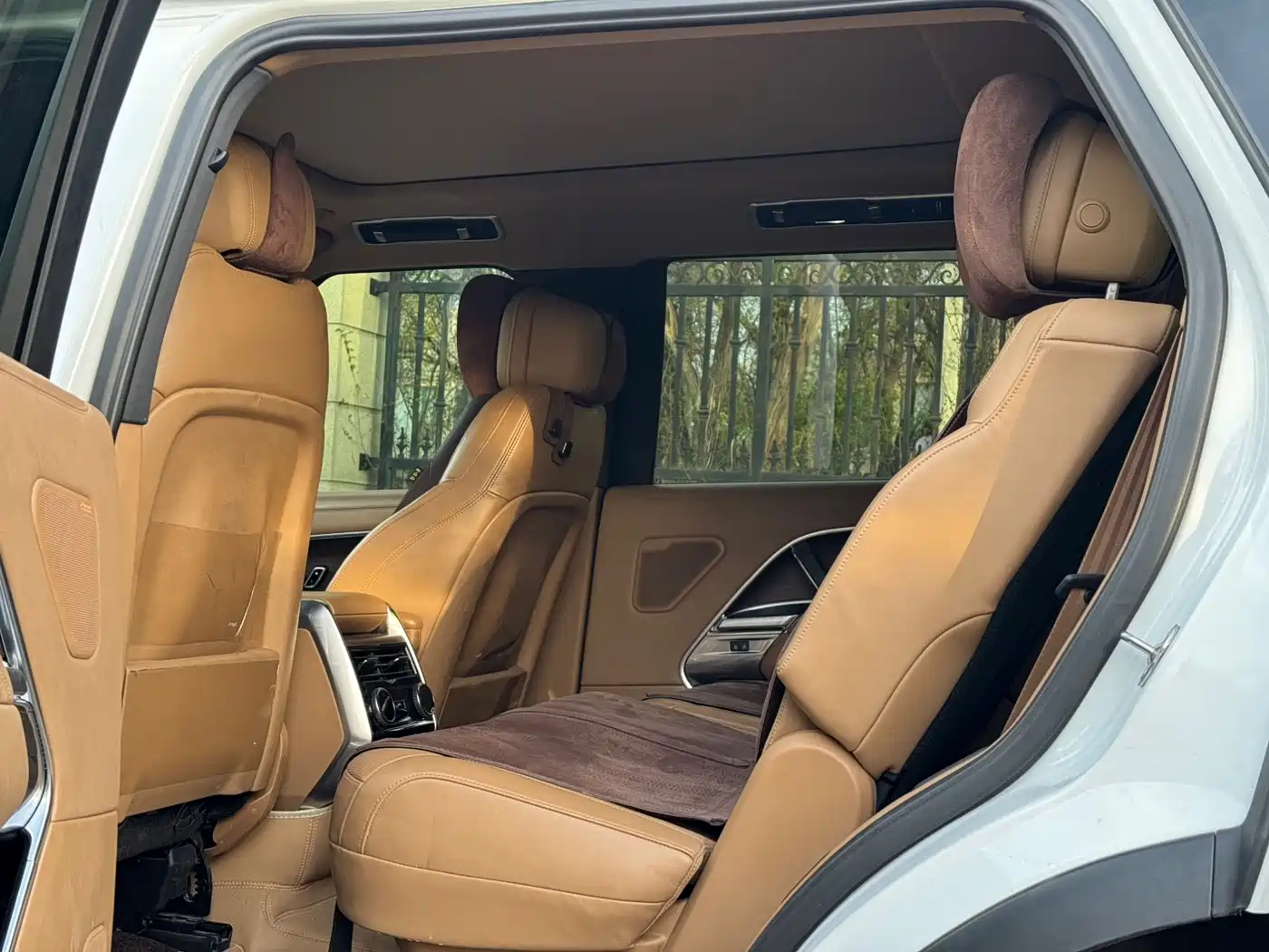 Land Rover Range Rover 2023 3.0 L6 400PS Golden Age 7-Seater Long Wheelbase фото 5