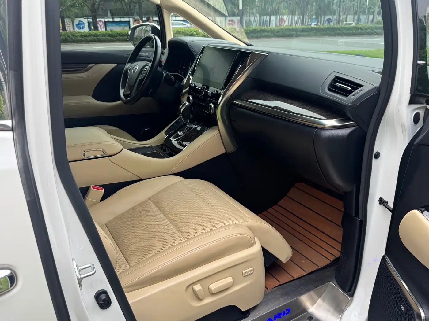 Toyota Alphard 2020 Hybrid 2.5L Gold Special Edition фото 16