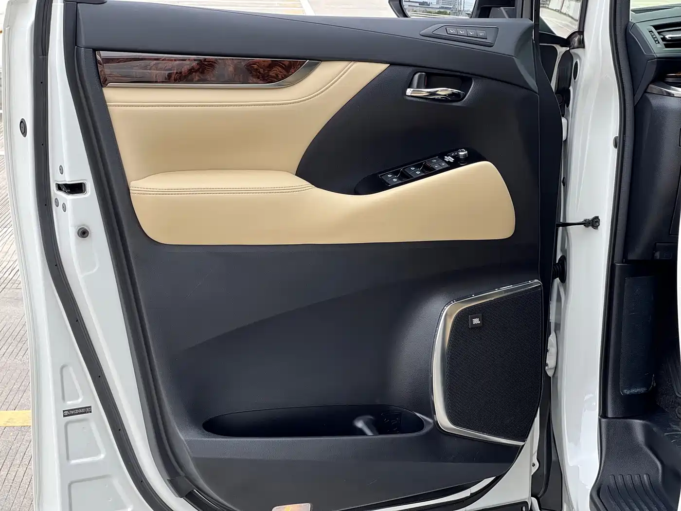 Toyota Alphard 2019 Hybrid 2.5L Luxury фото 14