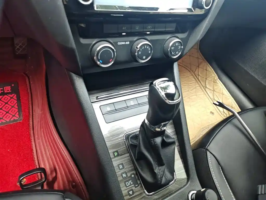 Škoda Octavia 2016 1.6L Automatic Smart Edition фото 14