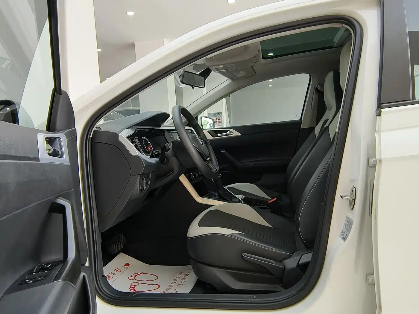 Volkswagen Polo 2019 Plus 1.5L Automatic Colorful Tech Edition фото 9