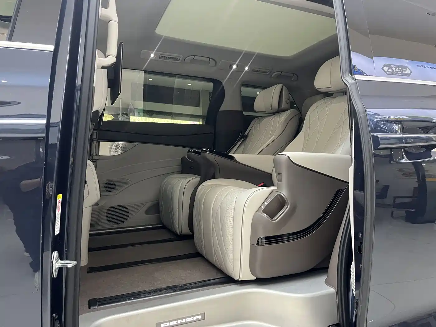Denza D9 2022 DM-i 970 All-Wheel Drive Honor Edition фото 12