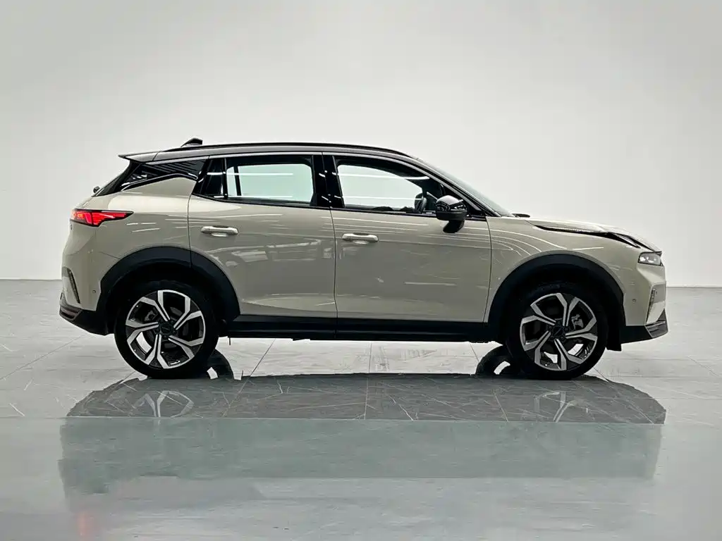 Фото 7 - Lynk & Co 06