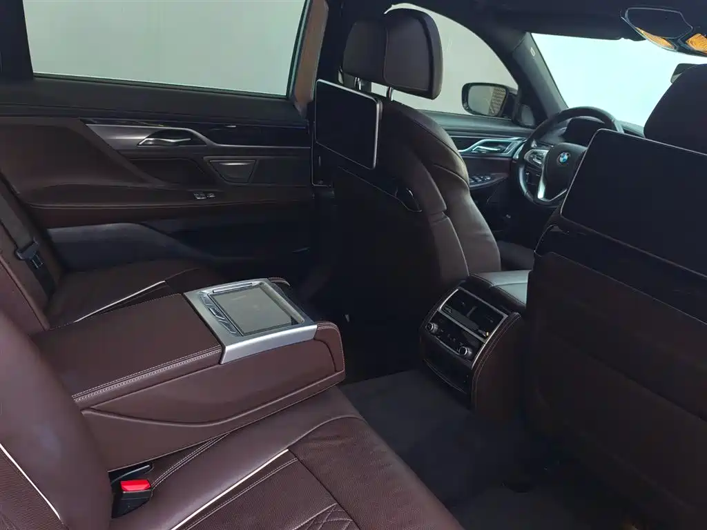 BMW 7 Series 2016 740Li Leading Edition фото 10