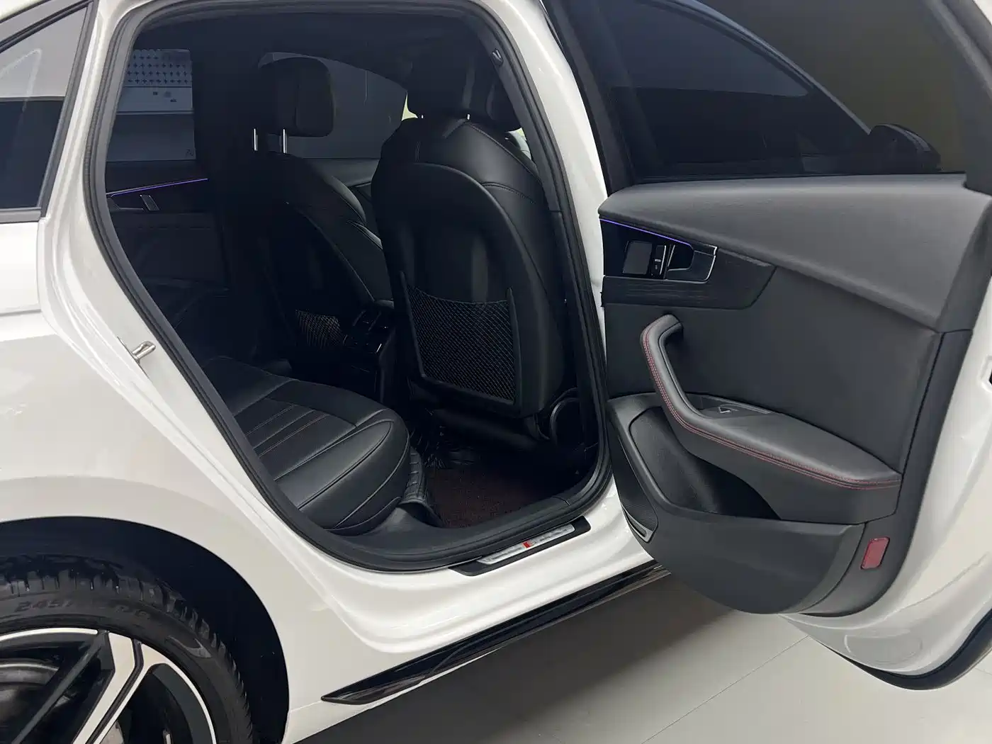 Audi A4L 2025 2 Million Celebration Edition 40 TFSI Luxury Dynamic фото 6