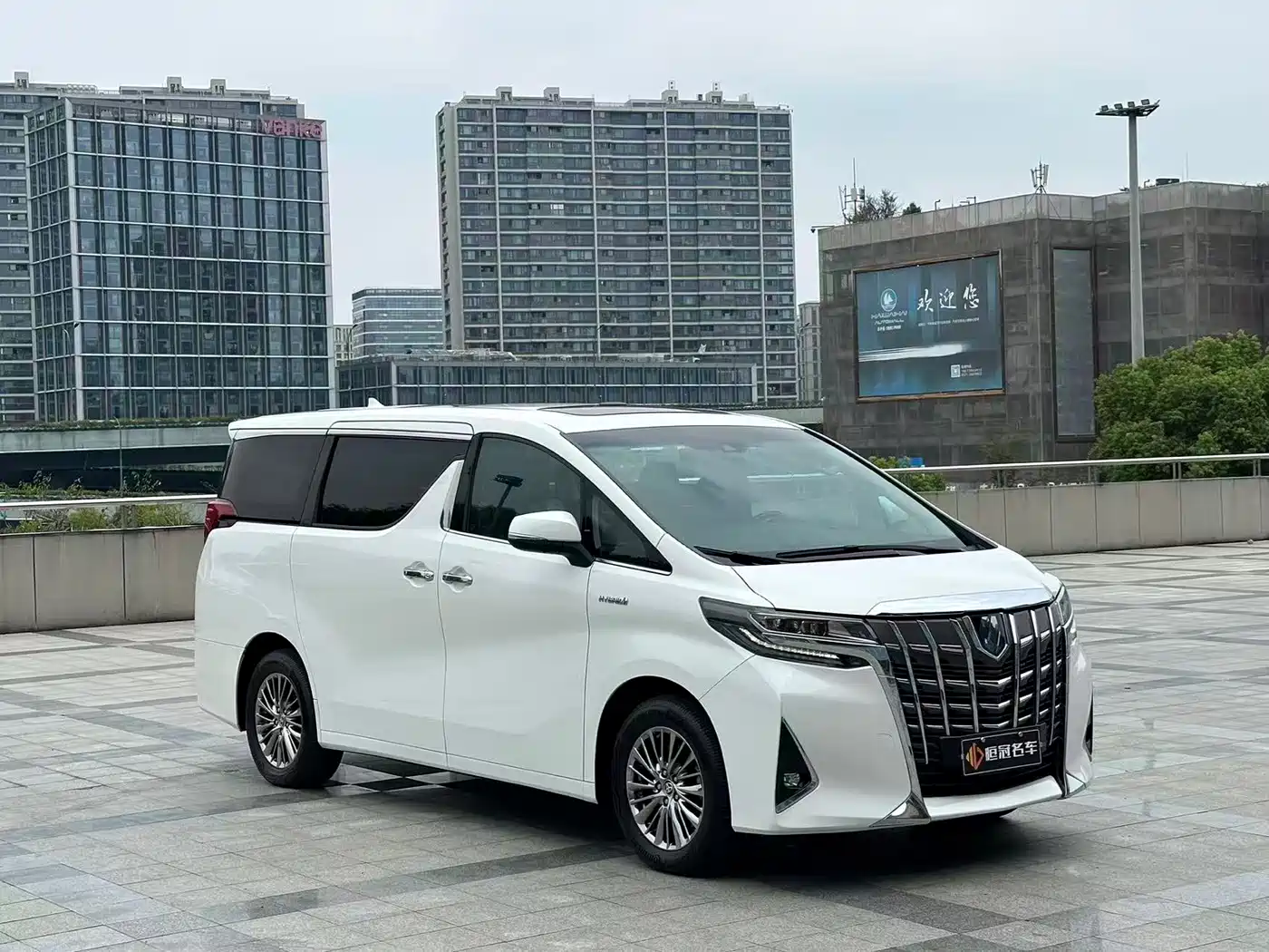 Toyota Alphard 2021 Hybrid 2.5L Luxury фото 3