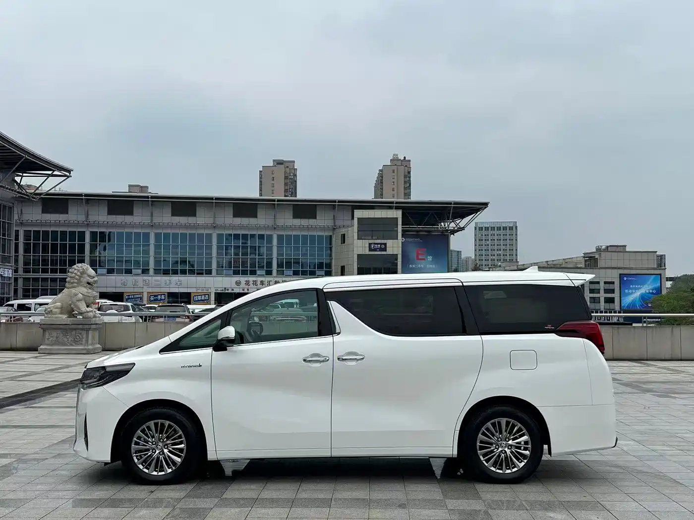 Toyota Alphard 2021 Hybrid 2.5L Luxury фото 5