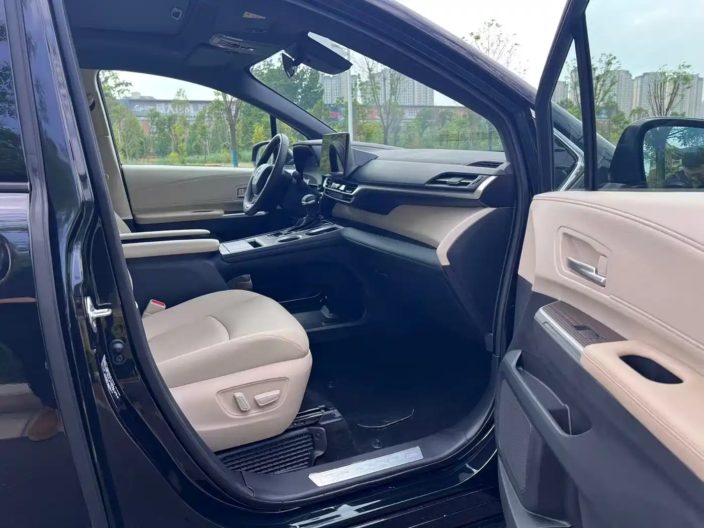 Toyota Granvia 2024 2.5L Hybrid Premium PLUS фото 9