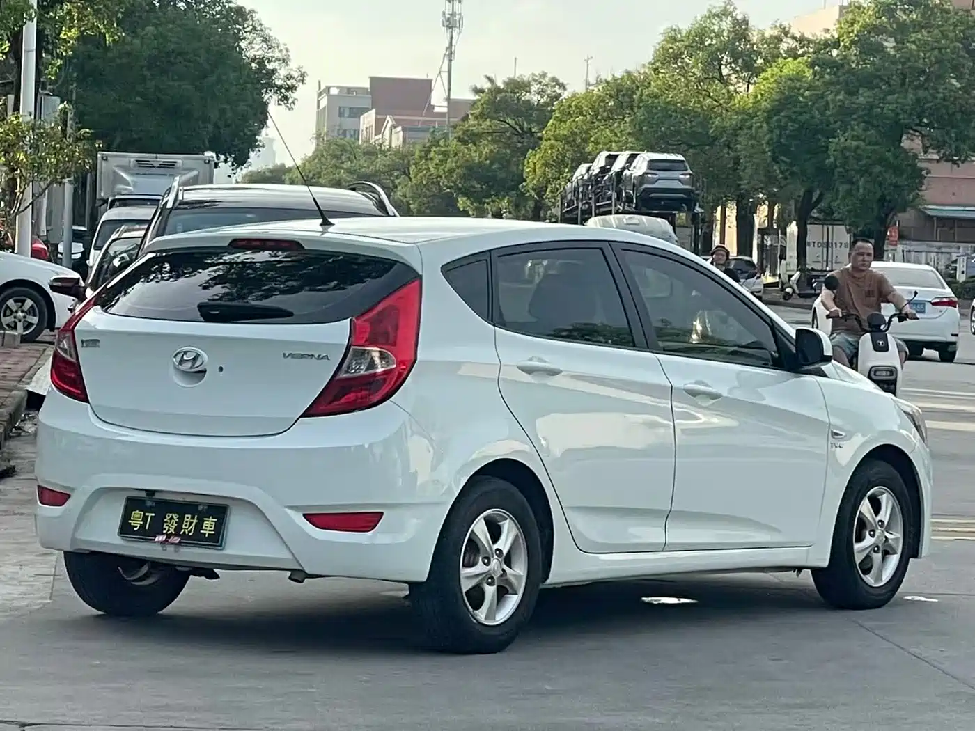 Hyundai Reina 2014 Model 1.4L Automatic GLX фото 7