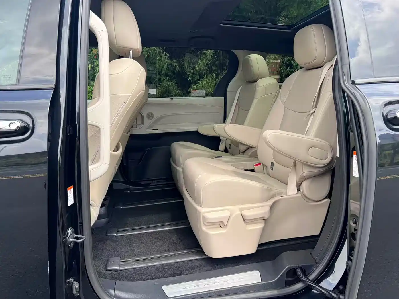 Toyota Granvia 2024 2.5L Hybrid Premium PLUS фото 17