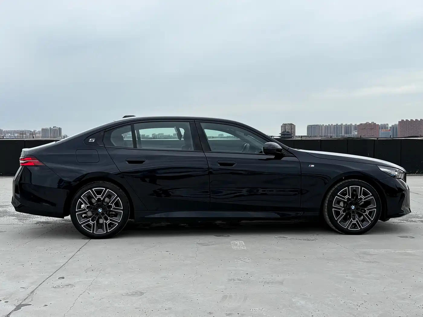 BMW 5 Series 2025 530Li Premium M Sport Package фото 15