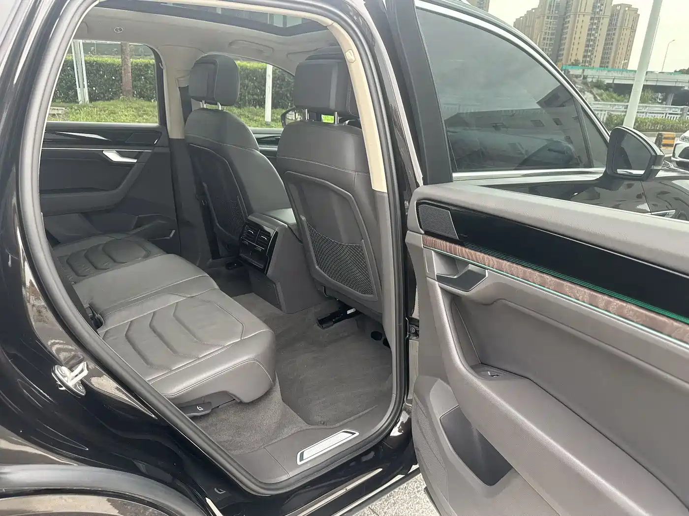 Volkswagen Touareg 2023 3.0TSI R-Line Classic Sports Package фото 21