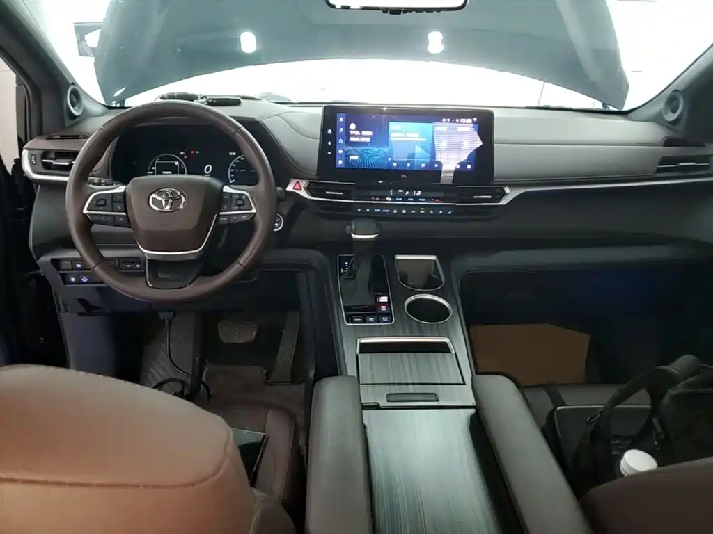 Toyota Sienna 2021 2.5L Hybrid Platinum Edition фото 10