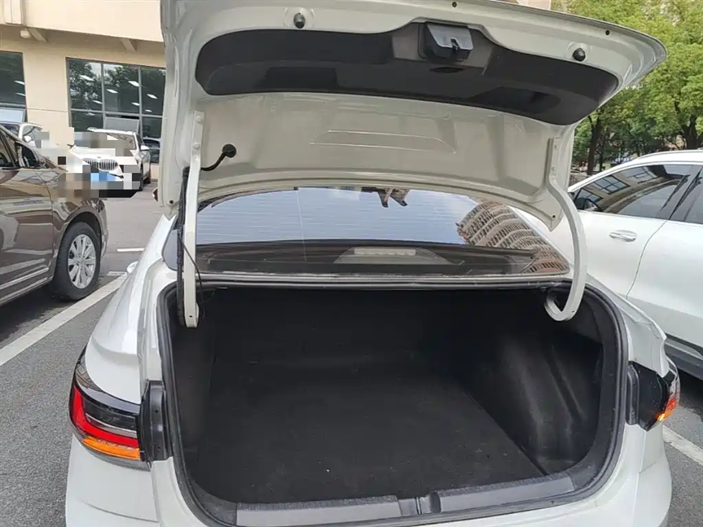 Volkswagen Lavida 2023 New Sharp 1.5L Auto Premium Edition фото 19