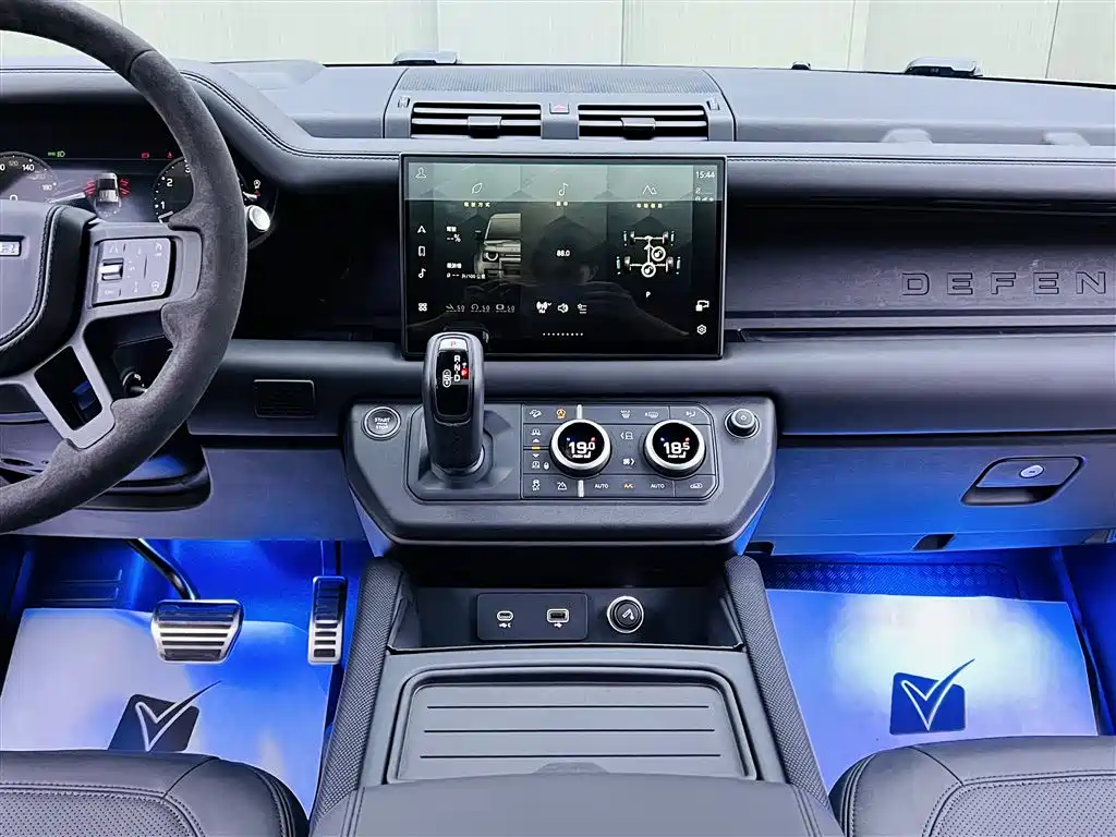 Land Rover Defender 2024 110 5.0T V8 фото 12
