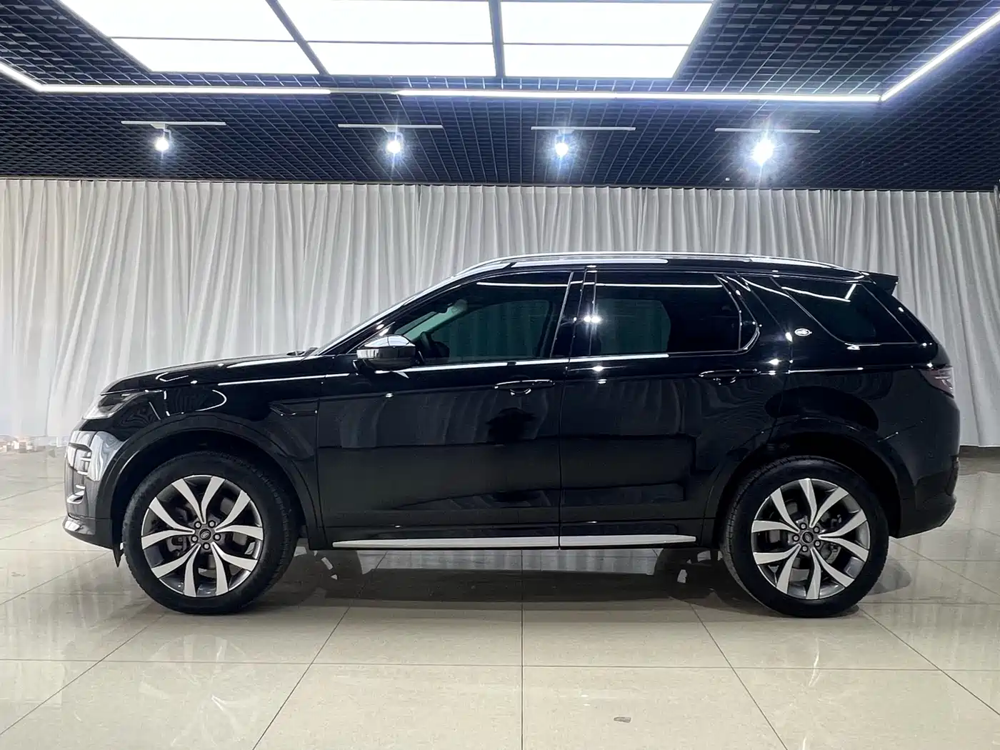 Land Rover Discovery Sport 2025 249PS Performance Tech Edition фото 3