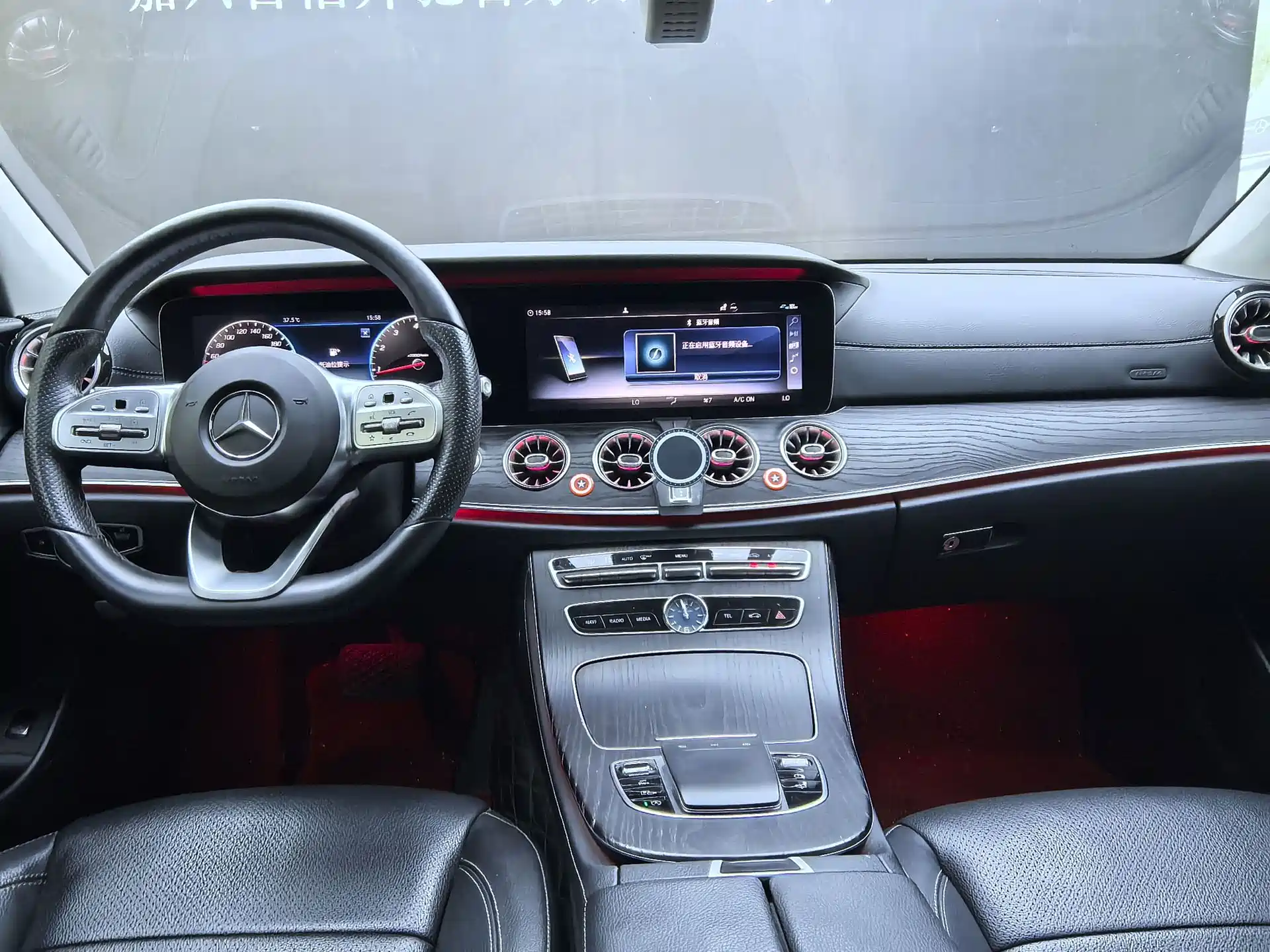 Photo 22 - Mercedes-Benz E-Class