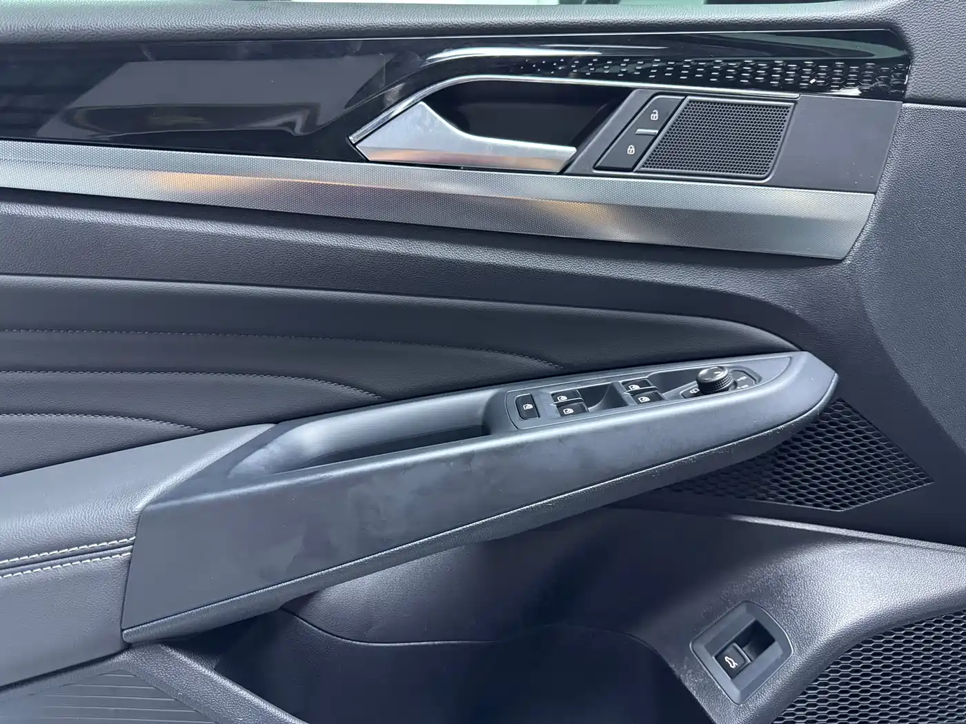 Volkswagen Passat 2023 330TSI Elite Edition фото 5