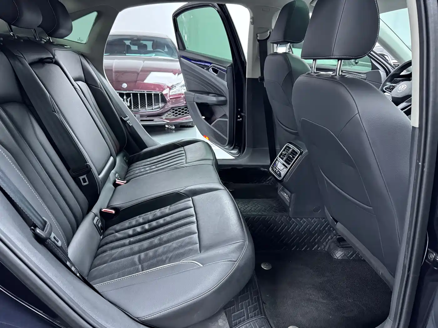 Volkswagen Passat 2023 330TSI Elite Edition фото 13