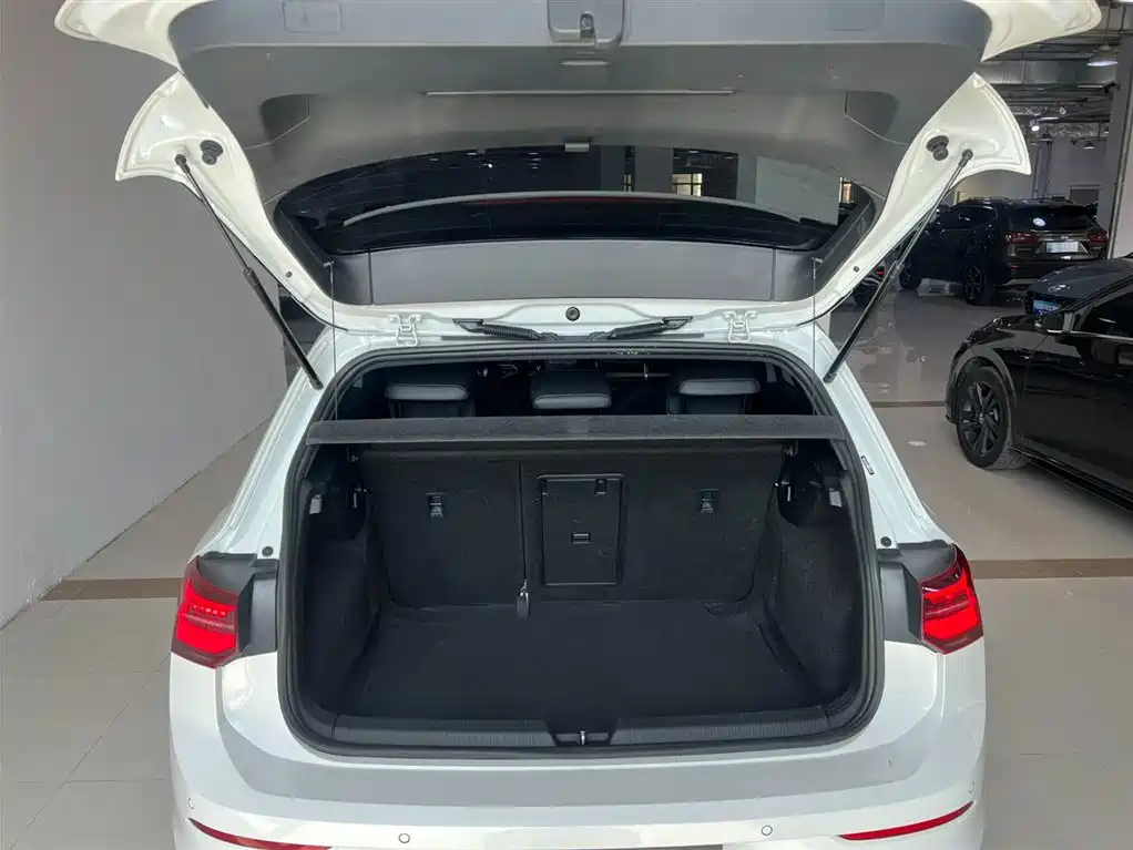 Volkswagen Golf 2023 Model 280TSI DSG R-Line фото 18