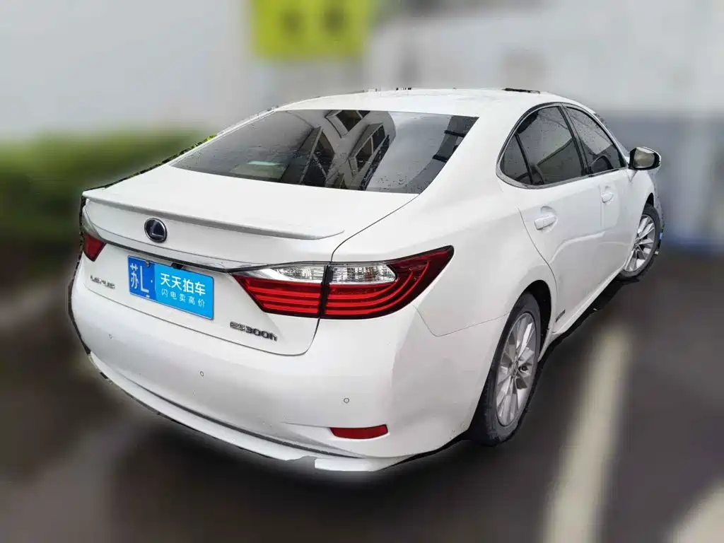 Фото 2 - Lexus ES