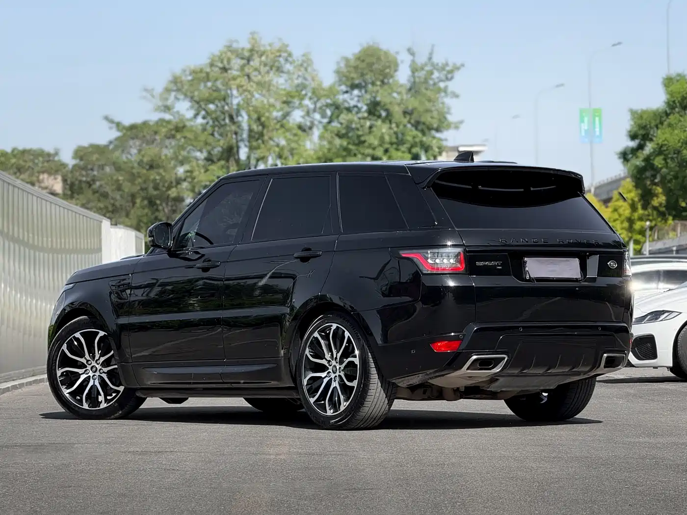 Land Rover Range Rover Sport 2021 3.0 L6 Gloss Black Edition фото 17