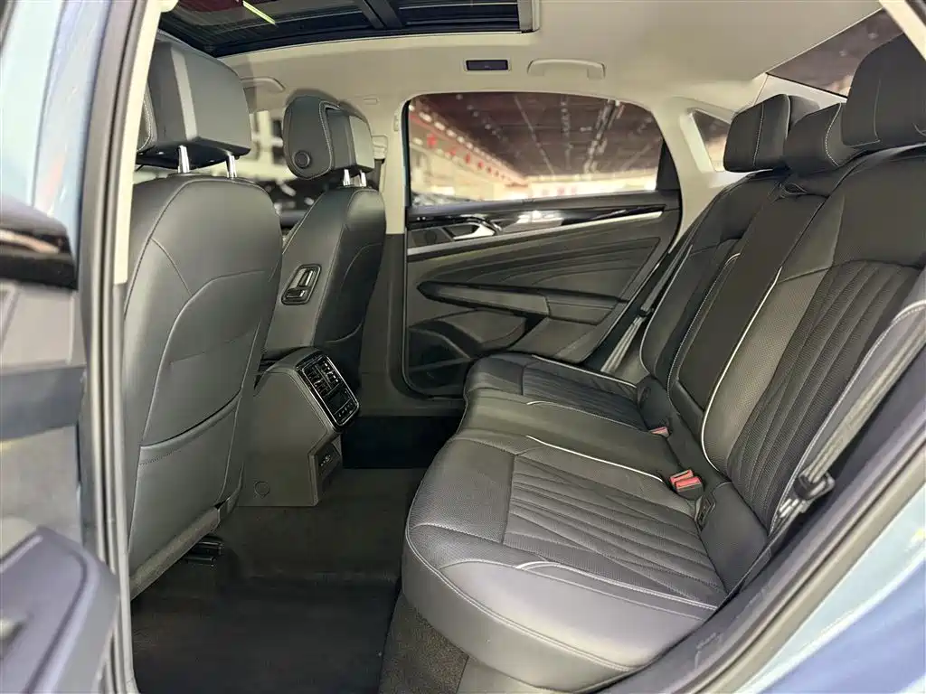 Volkswagen Passat 2022 330TSI Starry Sky Premium Edition фото 19