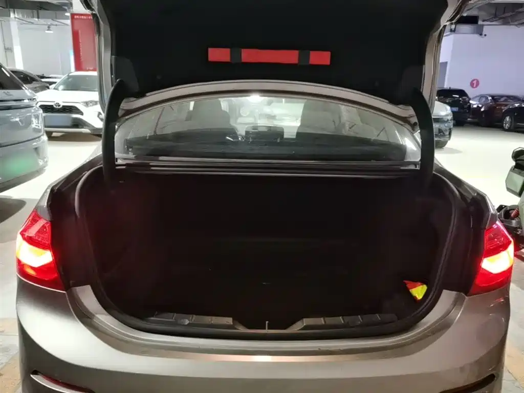 BMW 1 Series 2018 118i Sport Edition фото 19