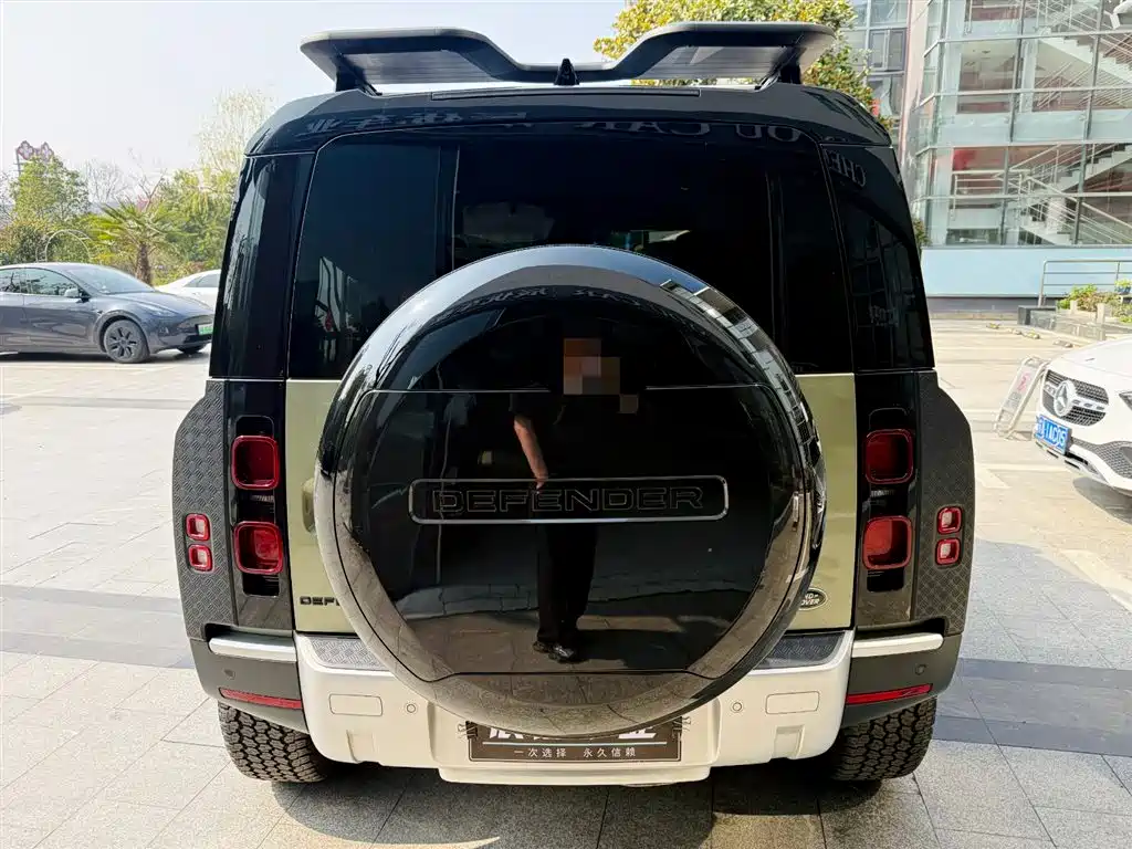 Land Rover Defender 2023 Model 110 3.0T P400 Dark Special Edition фото 8