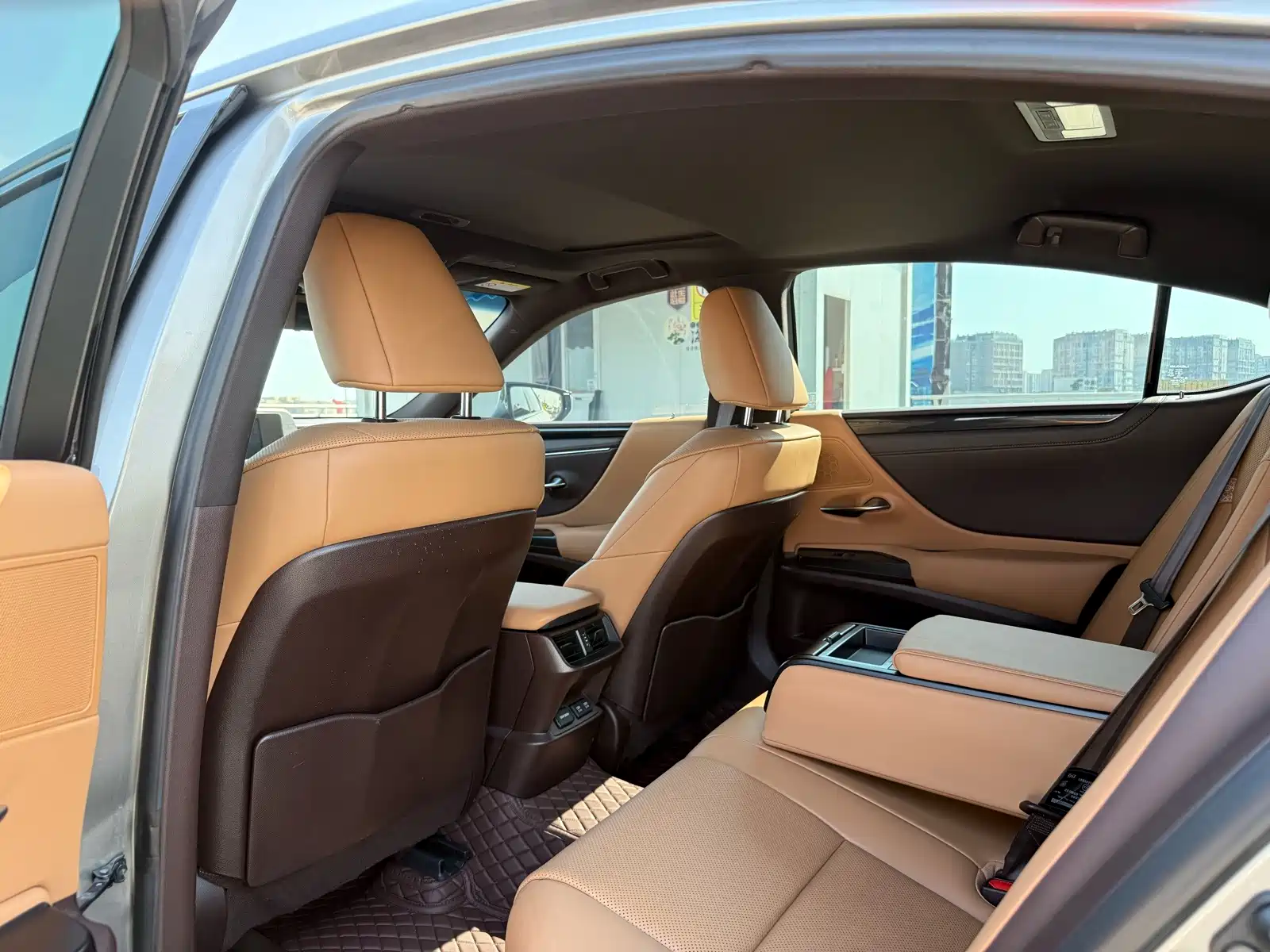 Фото 9 - Lexus ES