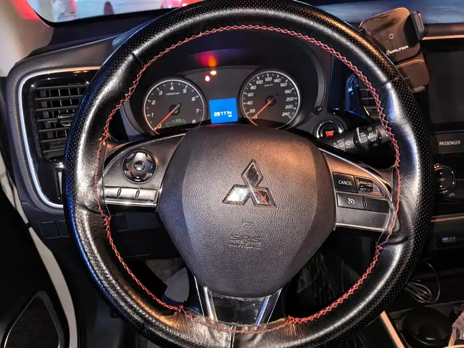 MITSUBISHI OUTLANDER