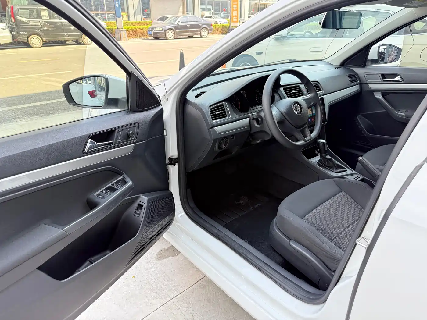 Volkswagen Lavida 2018 Classic 1.5L Automatic Trend China VI фото 16