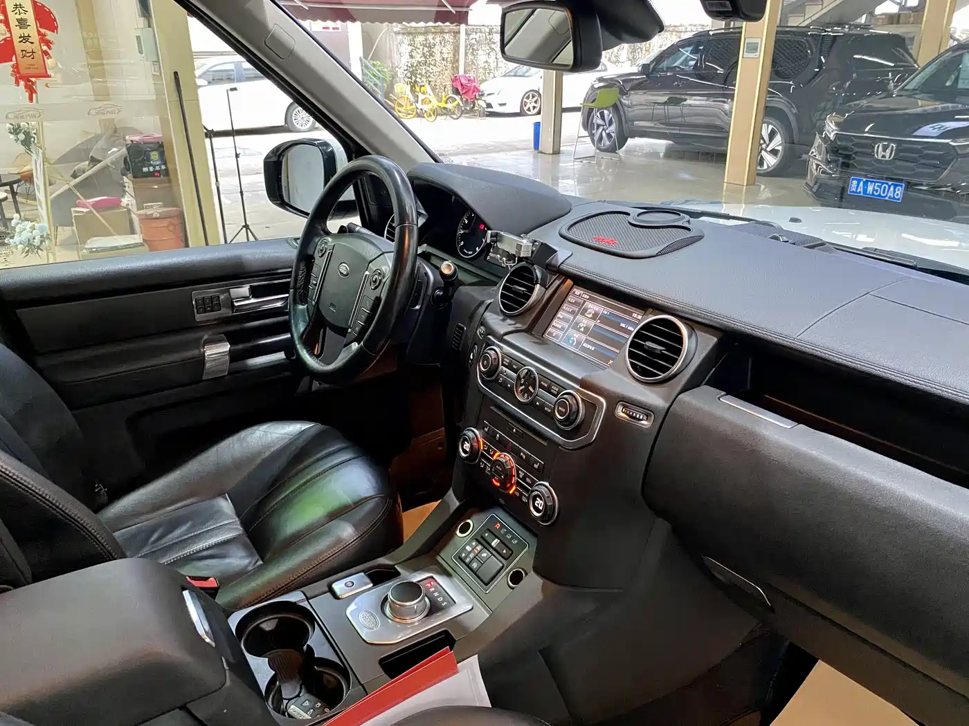 Land Rover Discovery 2014 3.0 SC V6 HSE фото 16