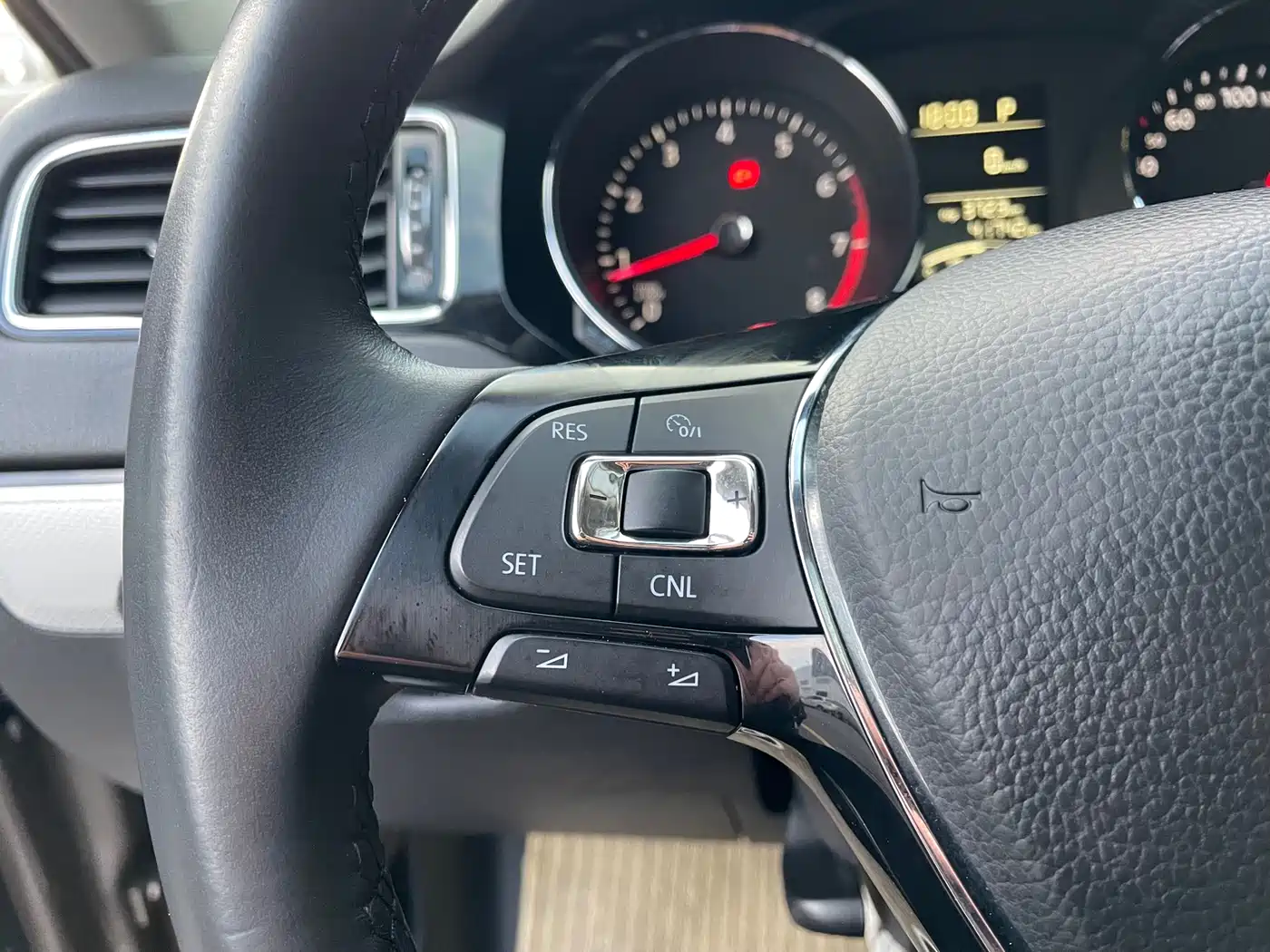 Volkswagen Sagitar 2017 1.6L Automatic Comfort фото 11