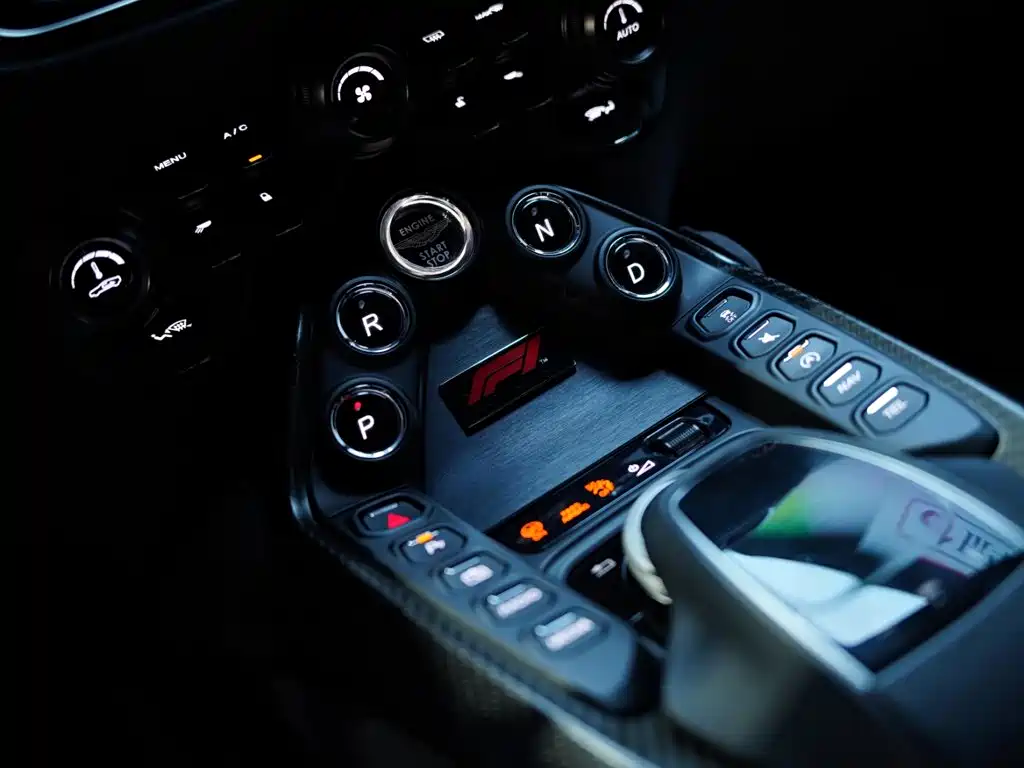 Фото 36 - Aston Martin Vantage