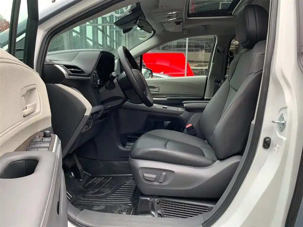 Toyota Sienna 2024 2.5L Hybrid Comfort Edition фото 8