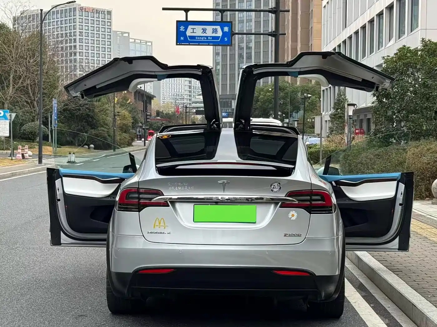 TESLA MODEL X