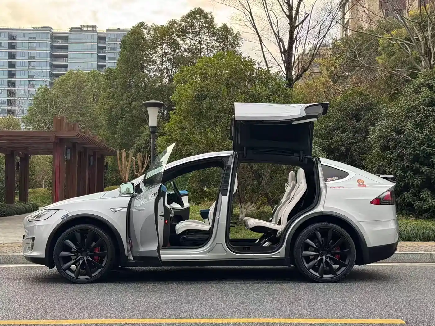 TESLA MODEL X