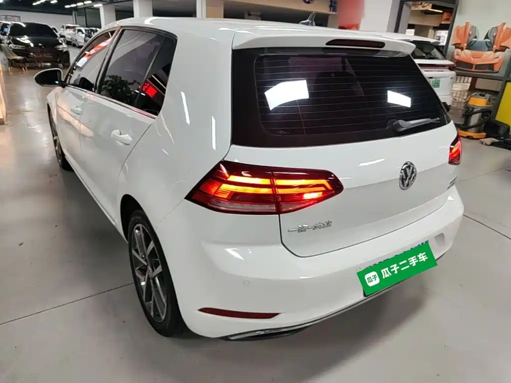 Photo 5 - Volkswagen Golf