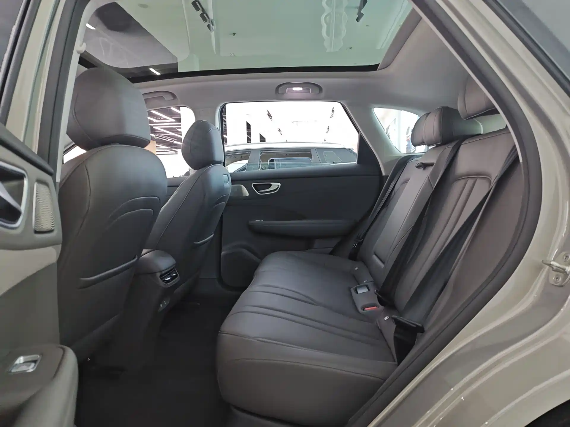 صورة 9 - Shangjie SUV