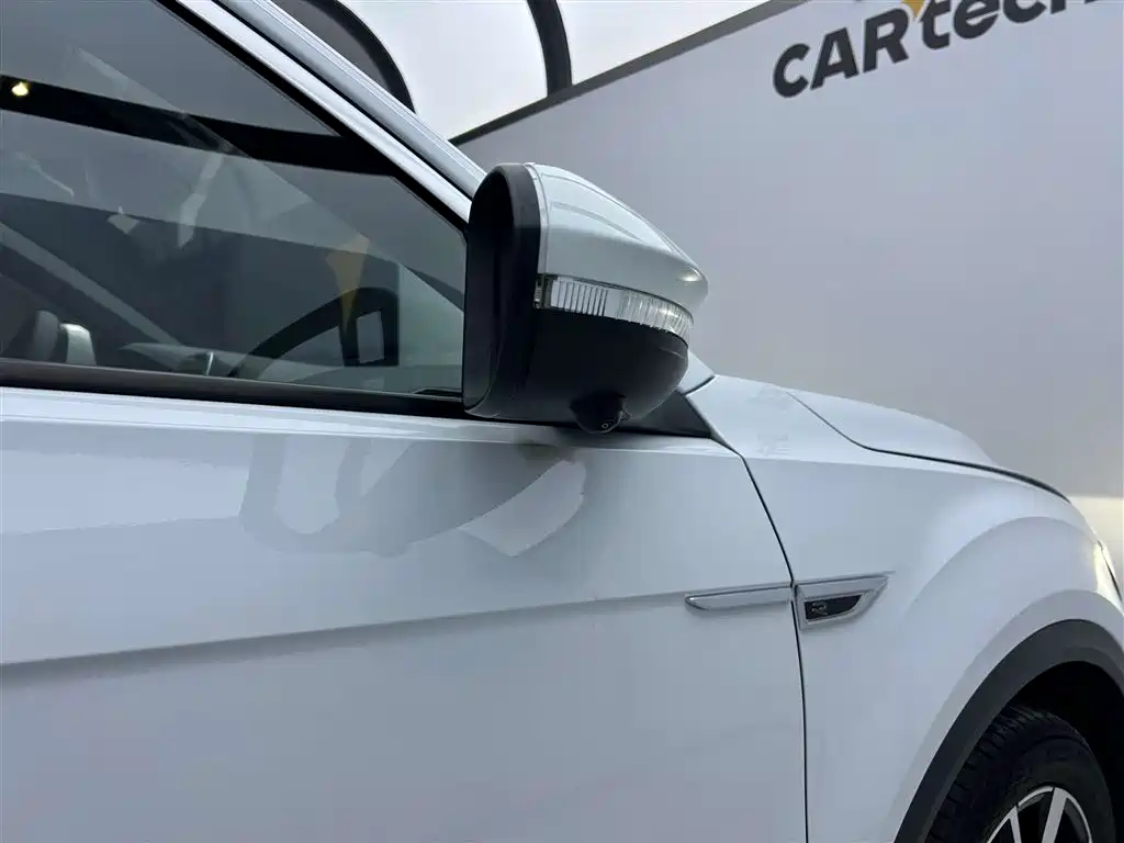 VOLKSWAGEN T-ROC EXPLORING SONGS