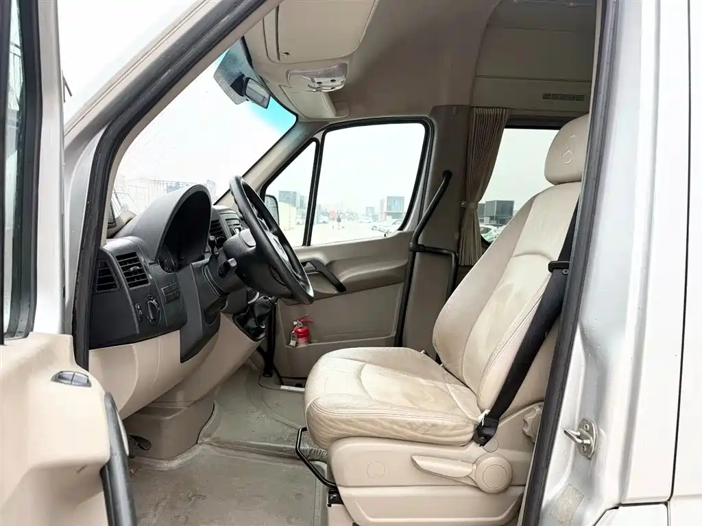 Mercedes-Benz Sprinter 2012 Model 2.1T Premium Tour Long Wheelbase фото 4