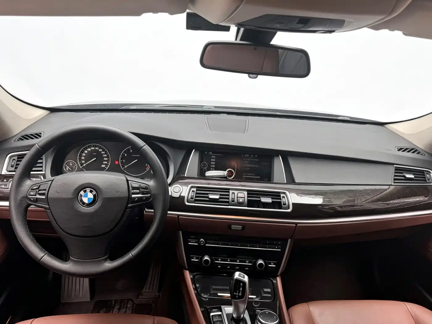 BMW 5 Series GT 2014 528i Leading фото 5