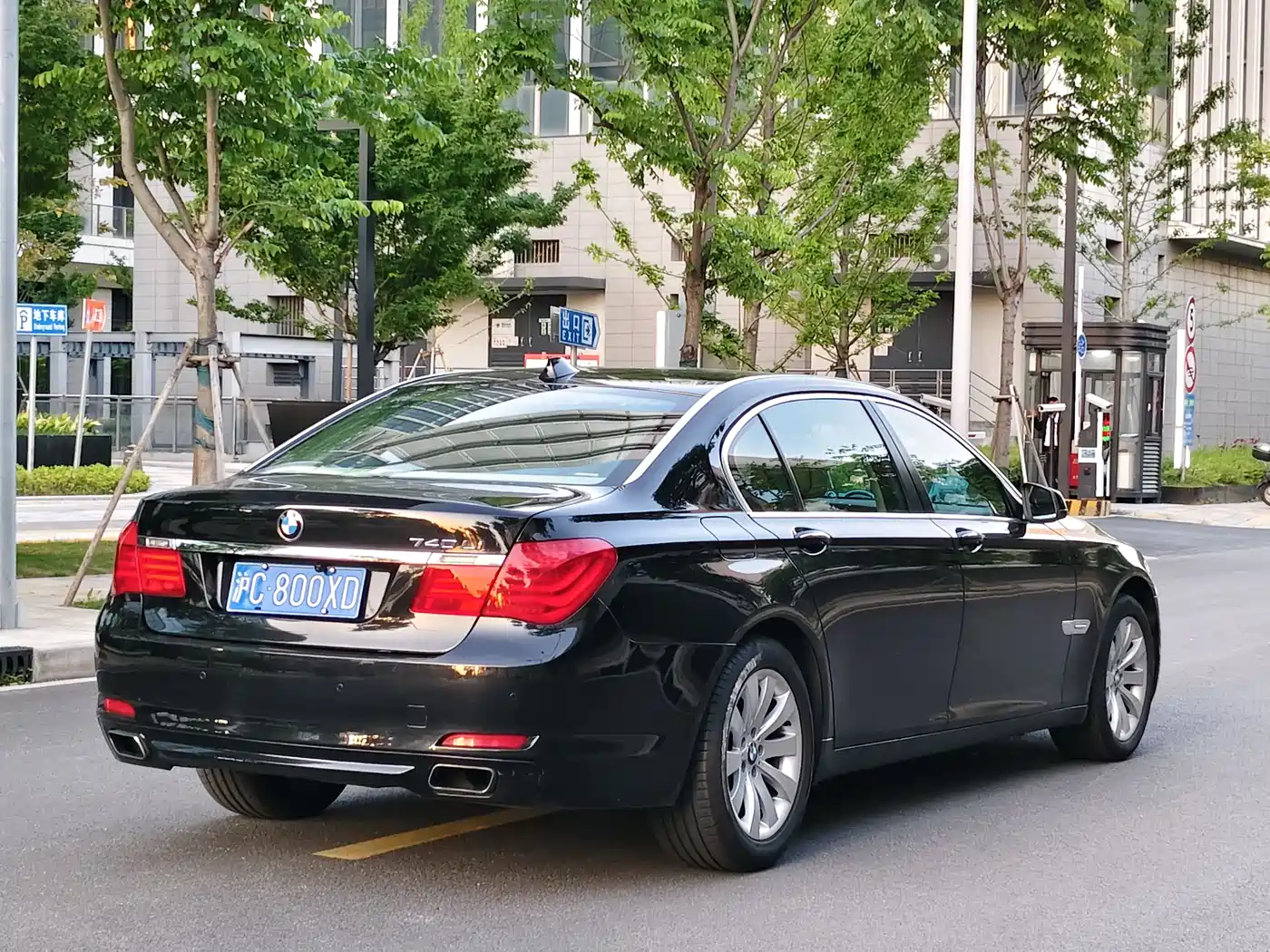 BMW 7 Series 2009 Model 740Li Leading Edition фото 4