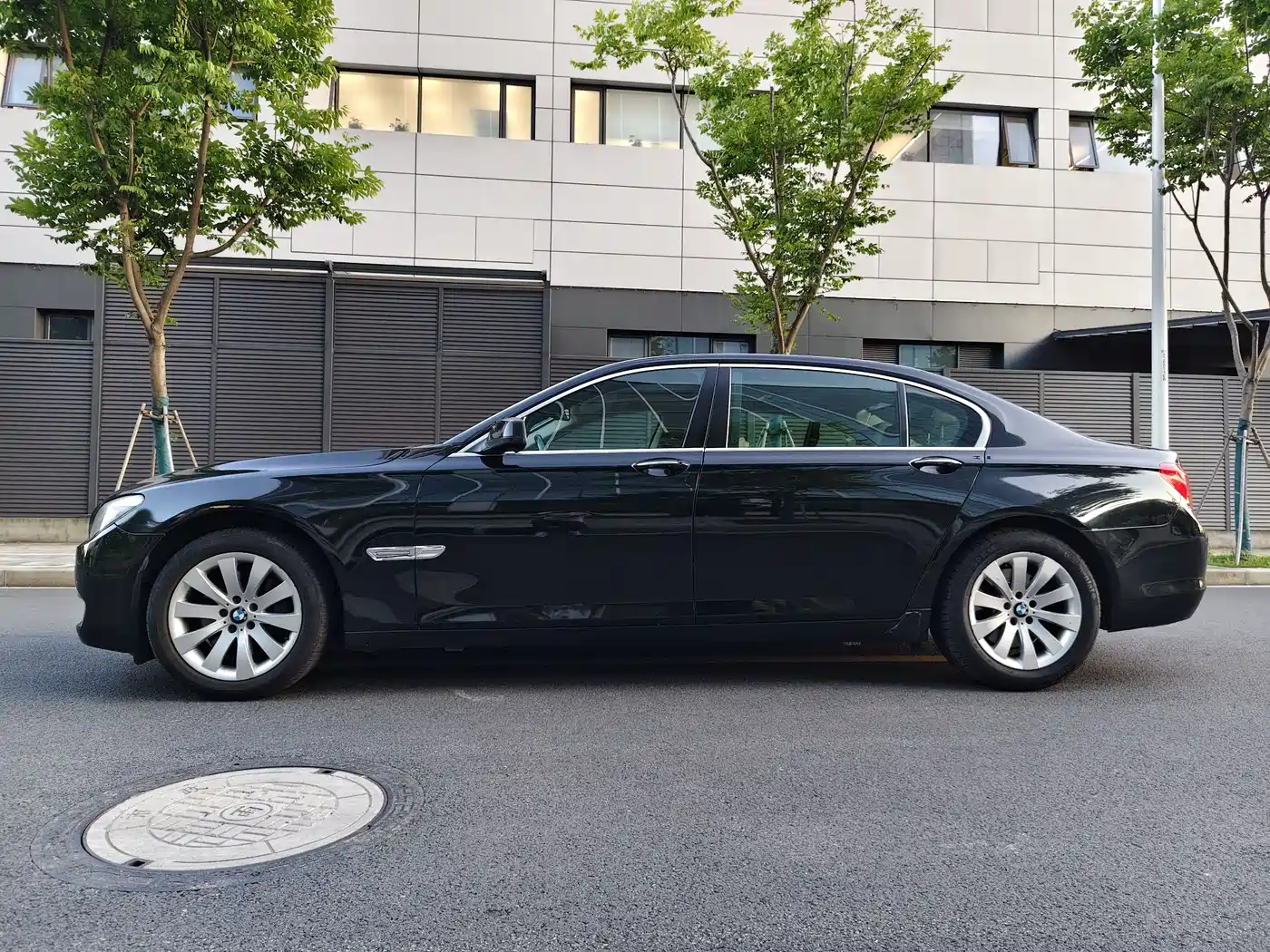 BMW 7 Series 2009 Model 740Li Leading Edition фото 13