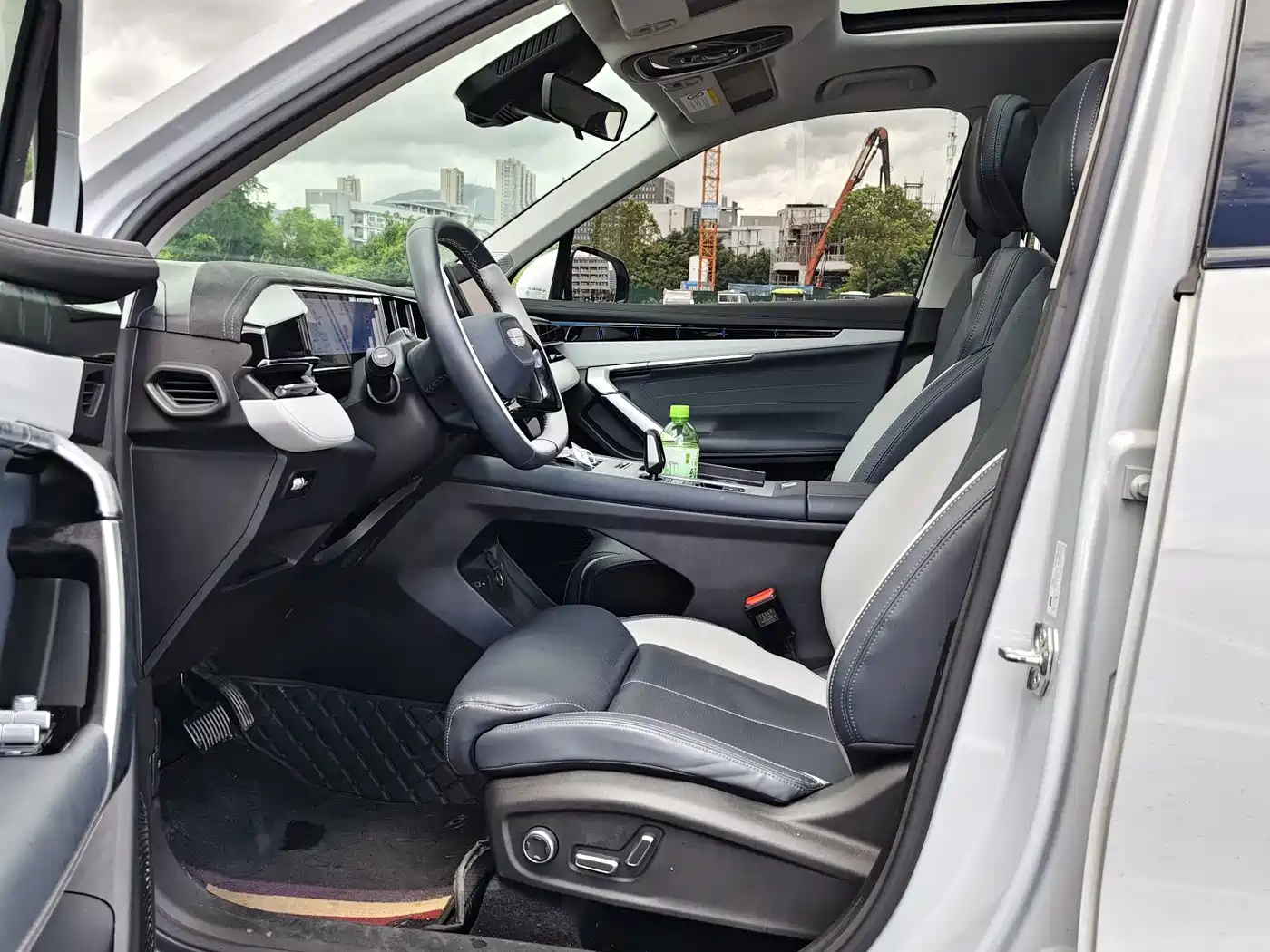 Photo 7 - Geely Atlas L