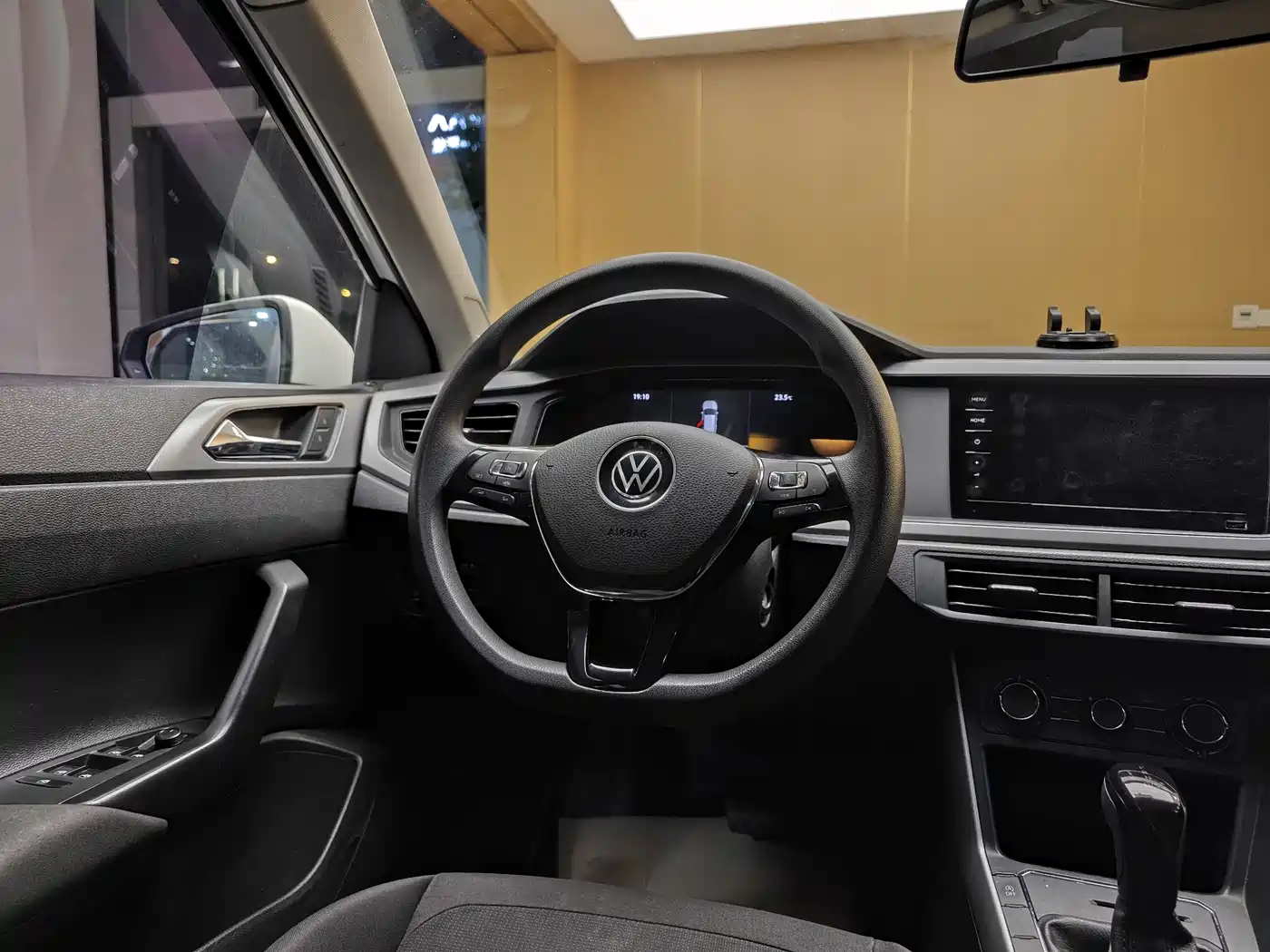 VOLKSWAGEN POLO