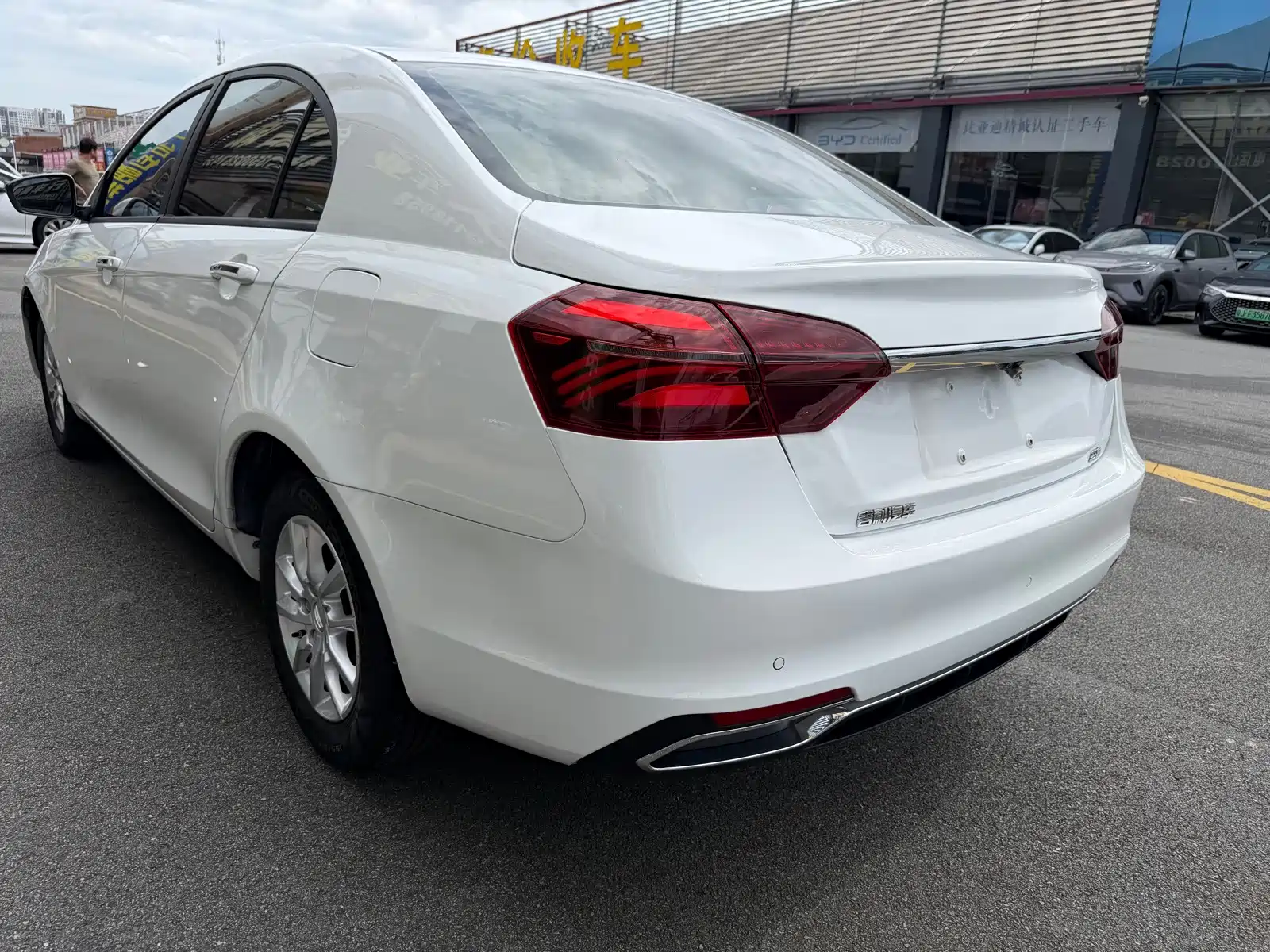 Фото 9 - Geely Emgrand
